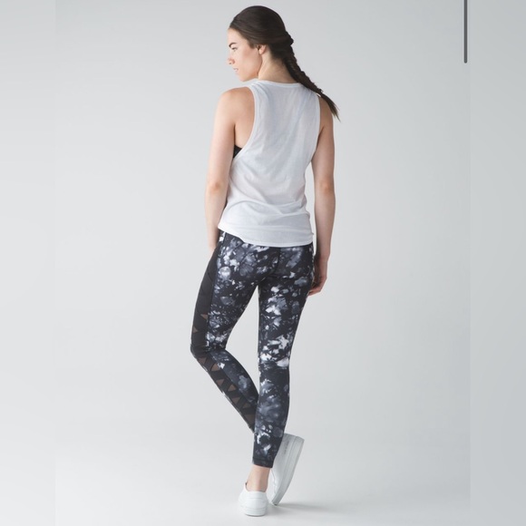 Lululemon | Rise and Flow Pant (Full-On Luxtreme) - Picture 2 of 11